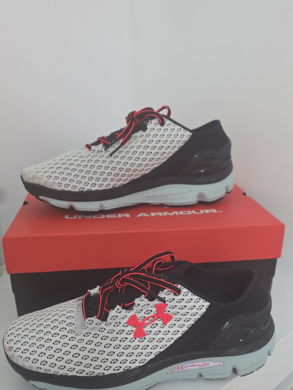 Unisex Under Armour White & Black Athletic Shoes. Size 9 Men/10.5 Women. NIB